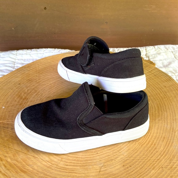 Black Canvas Boys  sneakers Excellent Used Condition size 9- Velcro closure! - Picture 2 of 6